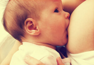 Açúcar do leite materno protege bebês contra infecções, dizem cientistas